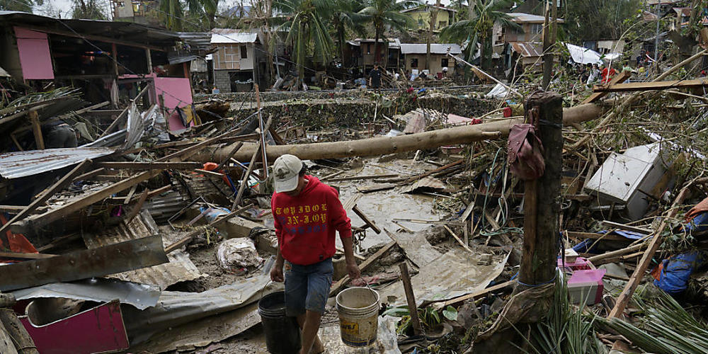 Der Taifun «Rai» hat auf den Philippinen schwere Verwüstungen angerichtet und mehr als 300 000 Menschen in die Flucht getrieben. Foto: Jay Labra/AP/dpa