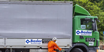 Der Bundesrat will die Sicherheit für E-Bike-Fahrerinnen und -Fahrer - im Bild ein Crashtest mit einem Dummy - erhöhen. (Symbolbild)