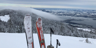 Wenn er und sie auf Ski- oder Schneeschuhtour gehen, tun sie gut daran, bei der Planung die Wildruhezonen zu berücksichtigen. Denn die Tiere sind im Winter am Limit.