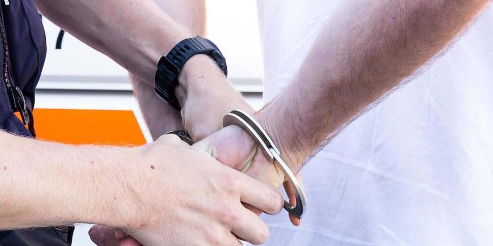 Die Thurgauer Polizei hat einen 21-jährigen Mann ermittelt, der im vergangenen Juli in Arbon einen Tankstellenshop überfallen haben soll. (Symbolbild)