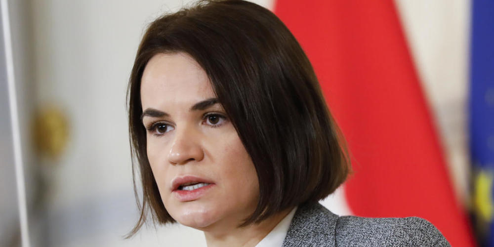 Swetlana Tichanowskaja, belarussische Oppositionspolitikerin, spricht bei einer Pressekonferenz. Foto: Lisa Leutner/AP/dpa