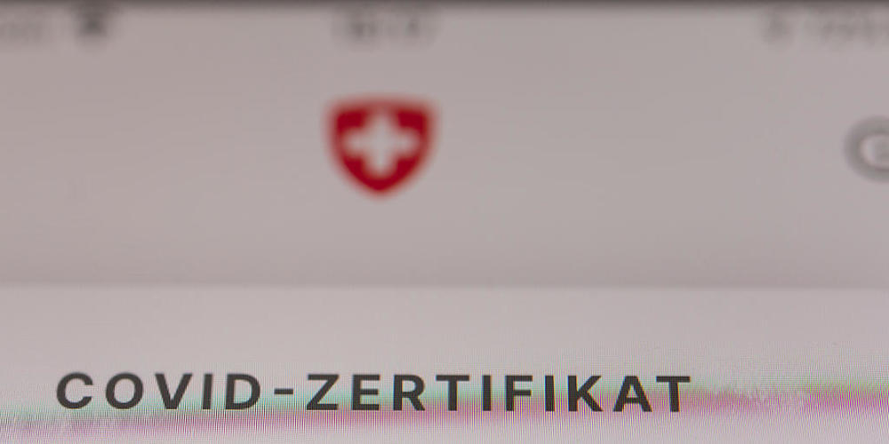 Zwei Mitarbeitende des Spitals Moutier werden verdächtigt, gefälschte Covid-Zertifikate unter die Leute gebracht zu haben. (Symbolbild)