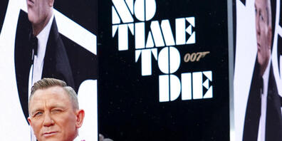 ARCHIV - Schauspieler Daniel Craig steht für ein Foto auf dem roten Teppich bei der Weltpremiere zum James Bond Film « No Time to die». Der letzte 007-Film mit Daniel Craig ist in Deutschland der erfolgreichste Kinofilm des Jahres gewesen. .Das te...