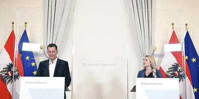 Österreichs Gesundheitsminister Wolfgang Mückstein (Grüne) und Familienministerin Susanne Raab (ÖVP) sprechen bei einer Pressekonferenz. Über Weihnachten und Silvester lockert Österreich die Ausgangsbeschränkungen für Ungeimpfte. Das sagte Mückste...