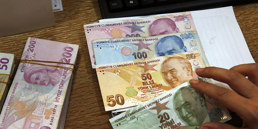 Die türkische Lira hat zu Dollar und Euro abermals historische Tiefstände markiert. (Archivbild)