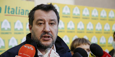 Italiens Ex-Innenminister Matteo Salvini spricht mit Journalisten. Am Freitag haben im Prozess gegen Salvini wegen der Blockade des Rettungsschiffes «Open Arms» die ersten Zeugen der italienischen Behörden ausgesagt. Foto: Cecilia Fabiano/LaPresse...
