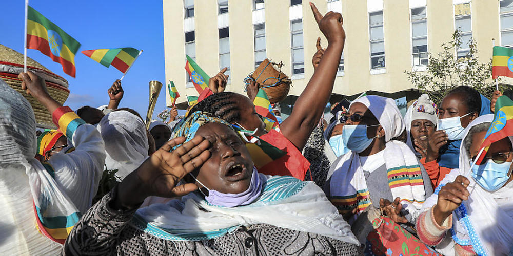 Menschen nehmen an einer Veranstaltung zur Unterstützung der Streitkräfte Äthiopiens teil. Der UN-Menschenrechtsrat hat in einer Sondersitzung am Freitag angesichts der eskalierenden Lage in Äthiopien eine Untersuchung von Rechtsverletzungen in de...