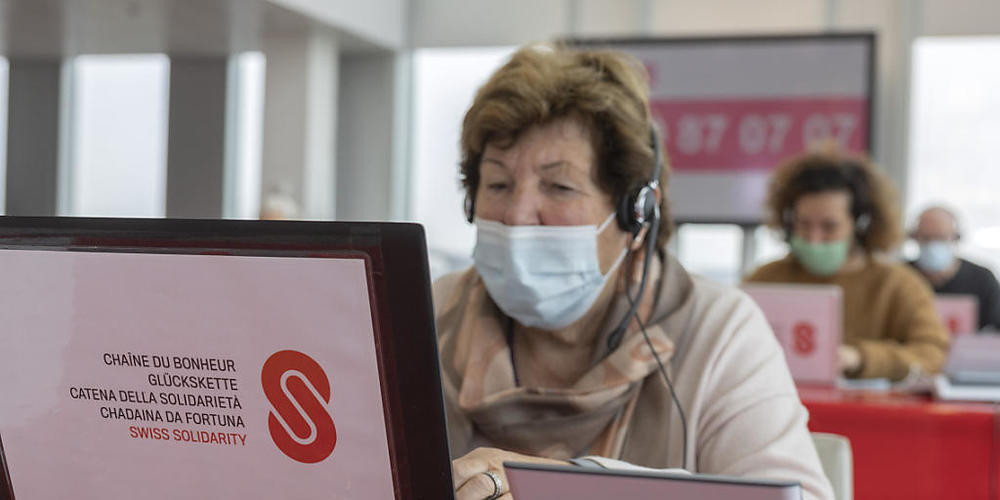 Eine Freiwillige nimmt in Genf bei der Glückskette Spendentelefone entgegen.