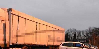 Nach der Kollision mit dem Sattelschlepper erlag der Autofahrer im Spital seinen schweren Verletzungen.