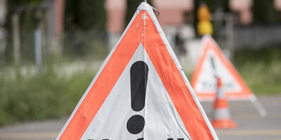 Ein junger Mann ist durch einen Stromschlag gestorben, nachdem er auf eine abgestellte Rangierlok gestiegen und von einem Lichtbogen erfasst worden war. Zwei weitere Personen wurden verletzt. (Symbolbild)