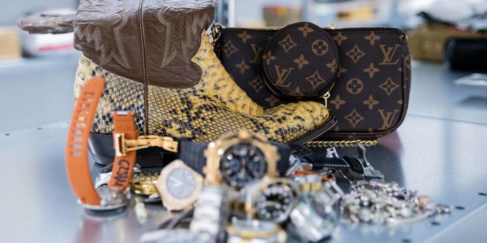 Die Einbrecher greifen alles, was für sie wertvoll ausschaut