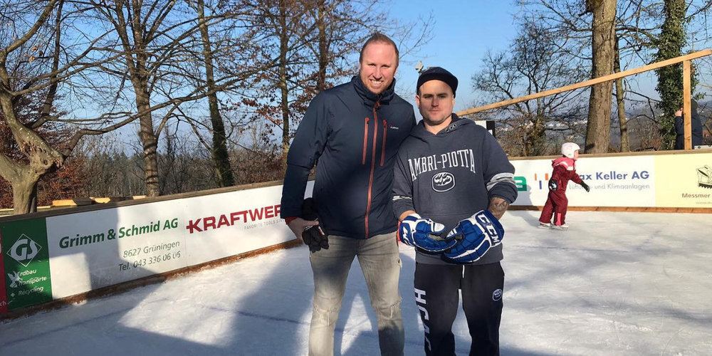 Ludovic Magnin (links) bei strahlend-blauem Himmel auf der Grüninger Schloss-Eisbahn. Neben ihm der Schlittschulauf-Trainer Andi Schmid.