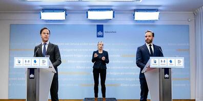 Mark Rutte (l), Ministerpräsident der Niederlande, und Hugo de Jonge, Minister für öffentliche Gesundheit, Wohlfahrt und Sport, erläutern die Corona-Maßnahmen.Uhr schließen. Foto: Bart Maat/ANP/dpa