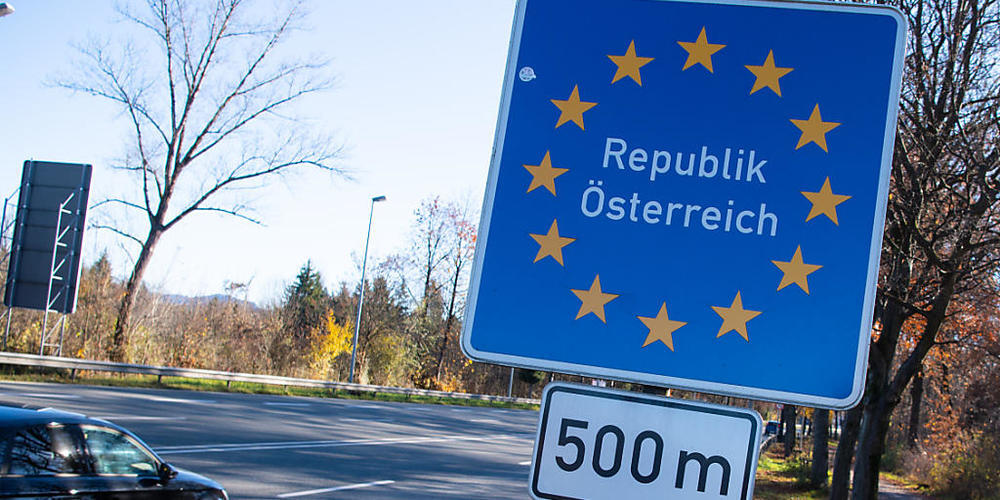Ein Schild kennzeichnet den Grenzübergang zur "Republik Österreich". Zur Eindämmung der Omikron-Variante verschärft Österreich seine Einreisebestimmungen. Nach Angaben des Gesundheitsministeriums ist bis auf weiteres ein 2G-Nachweis zur Einreise n...
