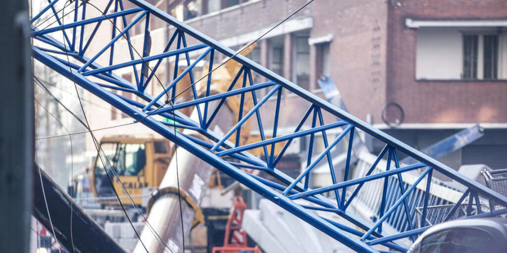 Trümmer eines eingestürzten Baukrans liegen auf der Straße. In Turin sind mehrere Menschen bei einem Einsturz von zwei Baukränen getötet worden. Laut Mitteilung der Rettungskräfte ist bisher unklar, wie es zu dem Einsturz kam. Foto: Jessica Pasqua...