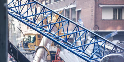 Trümmer eines eingestürzten Baukrans liegen auf der Straße. In Turin sind mehrere Menschen bei einem Einsturz von zwei Baukränen getötet worden. Laut Mitteilung der Rettungskräfte ist bisher unklar, wie es zu dem Einsturz kam. Foto: Jessica Pasqua...