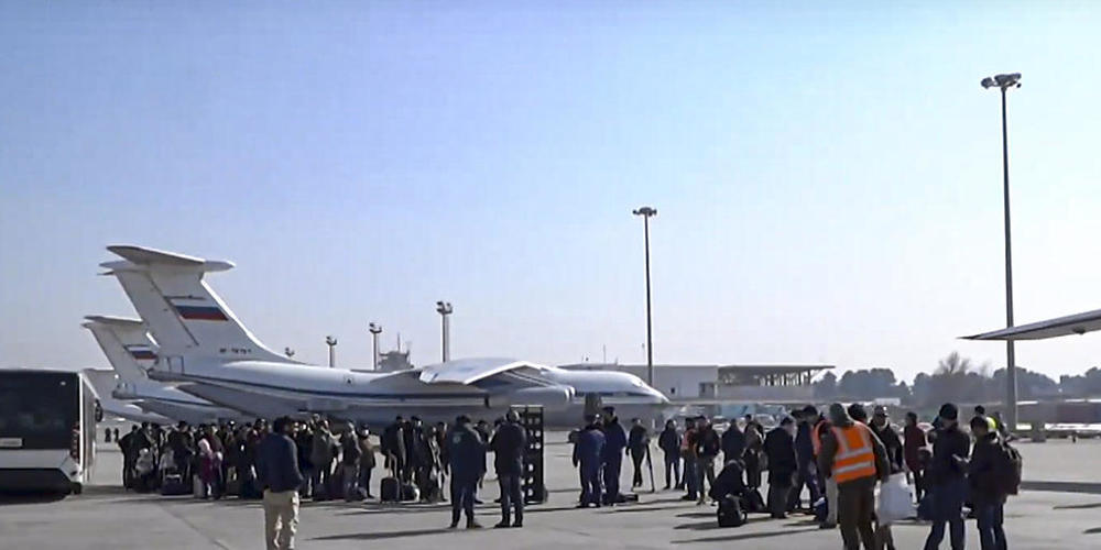 HANDOUT - Auf diesem vom Pressedienst des russischen Verteidigungsministeriums veröffentlichten Foto warten Passagiere, um an Bord der Frachtflugzeuge des russischen Militärs zu gehen. Russland hat laut Mitteilung des Verteidigungsministeriums ein...