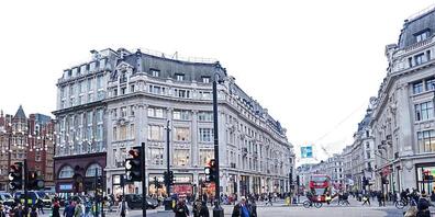Menschen gehen über eine Kreuzung auf dem Oxford Circus in London. Am Samstag hat die britische Hauptstadt London wegen der rapiden Ausbreitung der Omikron-Variante des Corona-Virus den Katastrophenfall ausgerufen. Das teilte Bürgermeister Sadiq K...