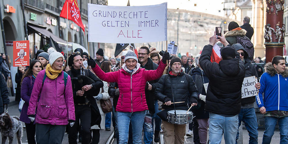 Der Demonstrationszug kurz nach dem Start auf dem Berner Bahnhofplatz.