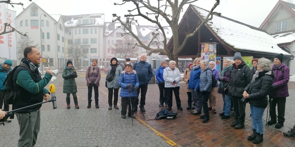 Stadtrat Remo Vogel (links) begrüsst die Anwesenden zum 1000. Parcours von ZÄMEGOLAUFE Wetzikon.
