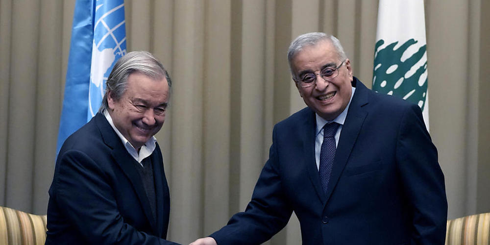 Abdallah Bouhabib (r), Außenminister vom Libanon, und Antonio Guterres, Generalsekretär der Vereinten Nationen, geben einander die Hand. Der UN-Generalsekretär ist am Sonntag für zwei Tage in den krisengeplagten Libanon gereist. Das Land kämpft mi...