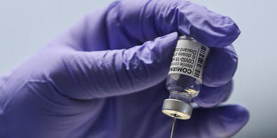 ARCHIV - Eine Spritze mit Impfstoff von Biontech wird aufgezogen. Angesichts der rasanten Ausbreitung der Omikron-Variante des Coronavirus bekommt dir EU für die ersten drei Monate 2022 zusätzliche 20 Millionen Dosen des Impfstoffs von Biontech/Pf...