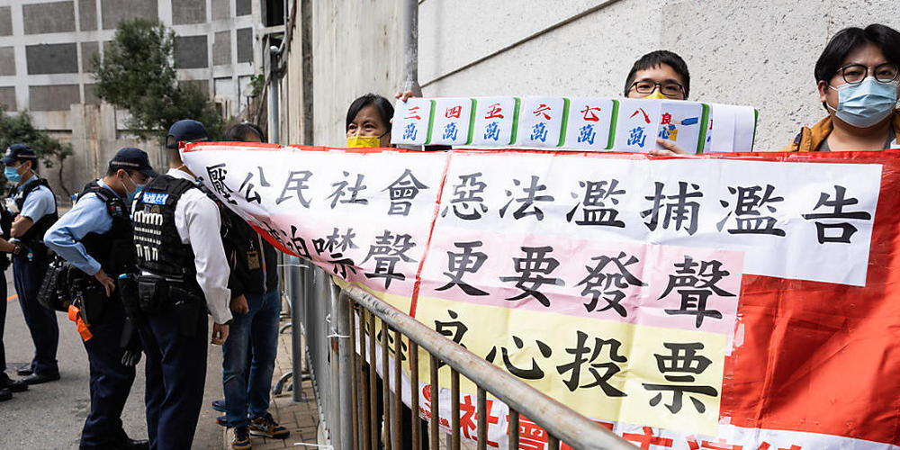 Die Liga der Sozialdemokraten protestiert gegen die Unterdrückung der Demokratie. In Hongkong wurde erstmals seit der Niederschlagung der Demokratiebewegung ein neues Parlament gewählt. Als Zeichen der Unzufriedenheit mit den politischen Verhältni...