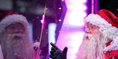 ARCHIV - Ein als Weihnachtsmann verkleideter Mann steht vor Selfridges, als das Kaufhaus seine Weihnachtsdekoration im Schaufenster in der Oxford Street enthüllt. Foto: Aaron Chown/PA Wire/dpa