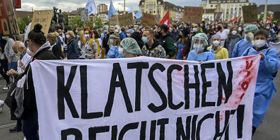 "Pflästerlipolitik" im Gesundheitswesen ist einer der Vorwürfe von Travailsuisse hinsichtlich der Lohnpolitik. Im Bild: Demonstration des Pflegepersonals am 12. Mai 2021 in Basel.