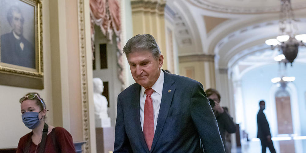 ARCHIV - Joe Manchin, demokratischer Senator des US-Bundesstaats West Virginia, geht im US-Kapitol zu einem Fraktionsessen. Joe Manchin verkündete am Sonntag, dass er dem von Joe Biden geplanten billionenschweren Sozial- und Klimapaket nicht zusti...