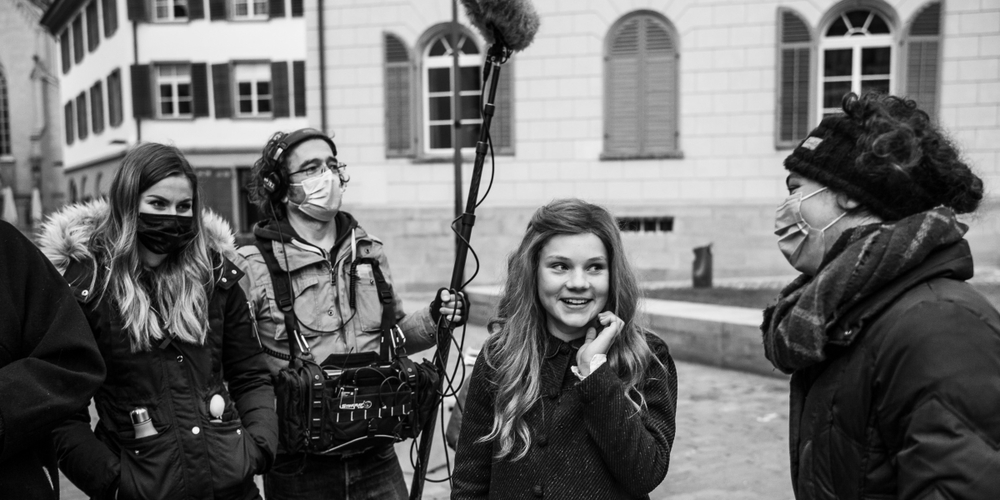 Kurzfilm «Saitenstich»: Gespräch am Filmset zwischen Schauspielerin Lona Böni und Regisseurin Raphaela Wagner (r.).