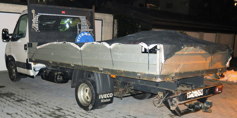 Das Auto fuhr ins Heck des Lieferwagens. 