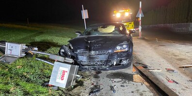 Die Lenkerin krachte in die Baustellen Baustellenabschrankung. 