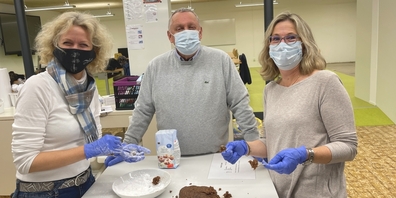 Die in der Kaltbrunner Schulküche produzierten Amaretti werden an Bedürftige in Benken verteilt.