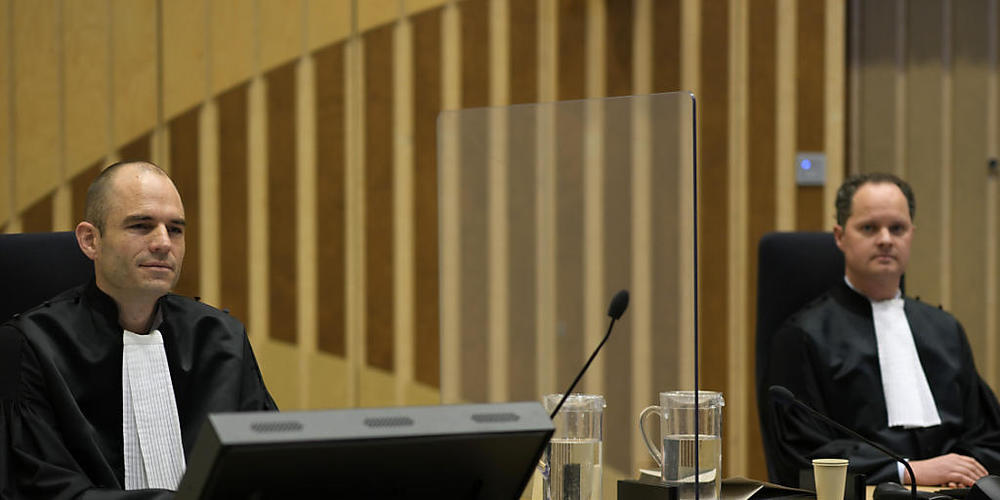 Die Staatsanwälte Ward Ferdinandusse (l) und Thijs Berger warten auf den Beginn des laufenden Prozesses und des Strafverfahrens zum Absturz des Malaysia-Airlines-Fluges MH17. Foto: Peter Dejong/AP/dpa