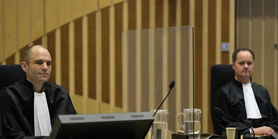 Die Staatsanwälte Ward Ferdinandusse (l) und Thijs Berger warten auf den Beginn des laufenden Prozesses und des Strafverfahrens zum Absturz des Malaysia-Airlines-Fluges MH17. Foto: Peter Dejong/AP/dpa