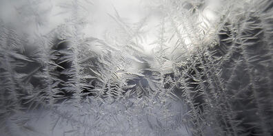 Eisblumen auf einem Fenster: Am Dienstagmorgen war es in Teilen der Schweiz bitterkalt. (Themenbild)