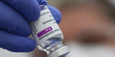 Eine Spritze mit dem Corona-Impfstoff von AstraZeneca, der ein Adenovirus nutzt, um den Bauplan des Spikeproteins in den Zellkern zu schleusen. (Archivbild)