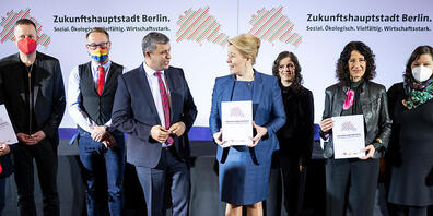 Der neue Berliner Senat rund um Franziska Giffey (SPD) nach der Unterzeichnung des Berliner Koalitionsvertrages. Foto: Bernd von Jutrczenka/dpa