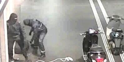 Die unbekannten Täter hantieren an einem Geldautomaten im Bahnhof Luzern, die Motorräder stehen zur Flucht bereit.