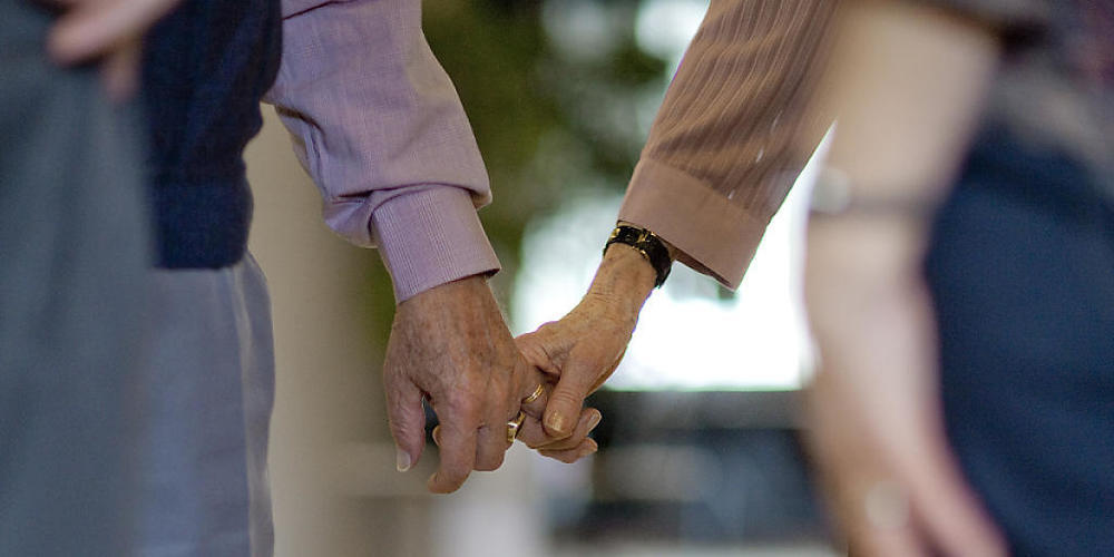 Ein Paar nimmt an einem Tanznachmittag teil: Im Alter von 65 Jahren stabilisiert sich die Beziehungszufriedenheit gemäss einer Studie auf einem hohen Niveau. (Archivbild)