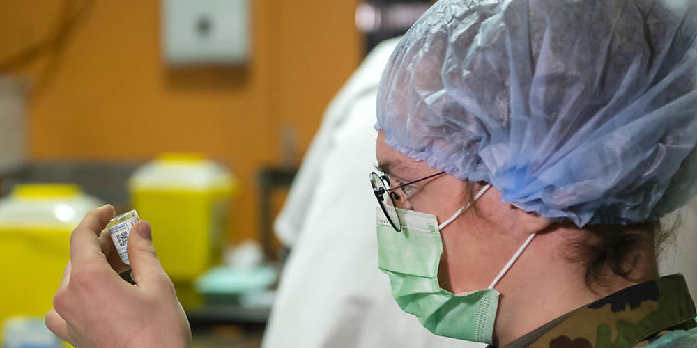 Durchdienersoldaten der Sanitätsschule Airolo bereiten die Spritzen vor mit Covid-19-Impfstoff im Impfzentrum in Delémont.