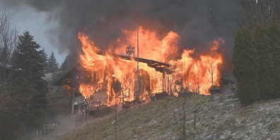 Der Brand in Rieden, der mehrere hunderttausend Franken Sachschaden verursachte, dürfte laut Kapo im Dachstock entstanden sein.