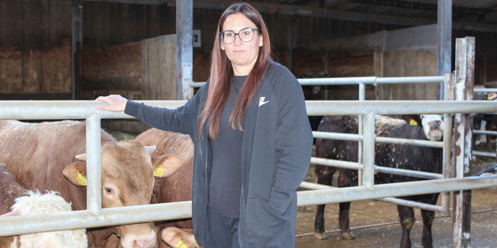 Die Betriebsleiterin Andrea Müller mit den Rindern im Unterbuck in Thayngen. Die wissbegierige Unternehmerin sucht immer und überall nach weiterem Optimierungspotenzial.  