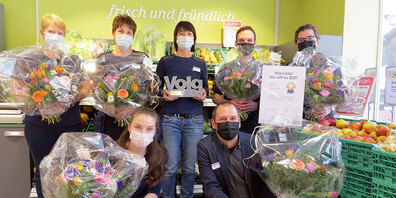 Christine Salzgeber (v.l.), Monika Conzett, Margrit Gut (Ladenleiterin), Enrico Bolliger, Carina Thöny.  Vorne: Sereina Hartmann und Pascal Rupf (Regionaler Verkaufsleiter).