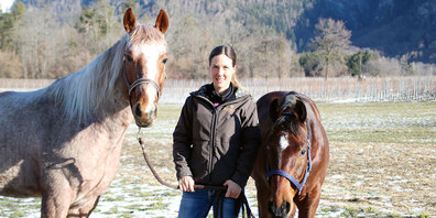 Vera Walliser mit ihren beiden Quarterhorses Max und Eddy in Jenins.