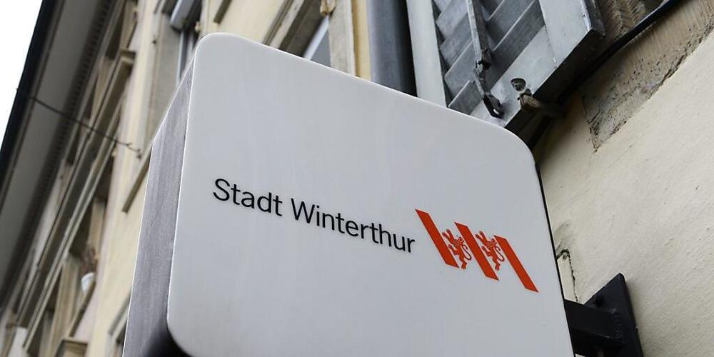 Die Polizei hat in der Nacht auf Montag in Winterthur einen 19-jährigen Libyer sowie einen 40-jährigen Algerier verhaftet, die Gegenstände aus Autos gestohlen haben sollen. (Symbolbild)