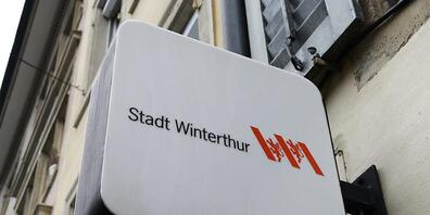 Die Polizei hat in der Nacht auf Montag in Winterthur einen 19-jährigen Libyer sowie einen 40-jährigen Algerier verhaftet, die Gegenstände aus Autos gestohlen haben sollen. (Symbolbild)