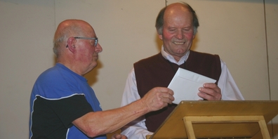 Willi Giger (r.) wurde zum neuen Ehrenpräsidenten der regionalen Schützenveteranen gewählt.