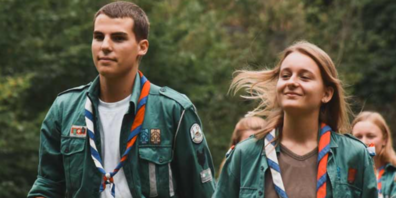 Heute bekennen Pfadfinder Farbe.  Zum Gedenken an den Gründer der Pfadfinderbewegung tragen sie die Pfadikrawatte im Alltag.